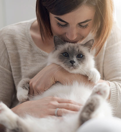 Mujer abrazando gato: Pet Euthanasia en Austin